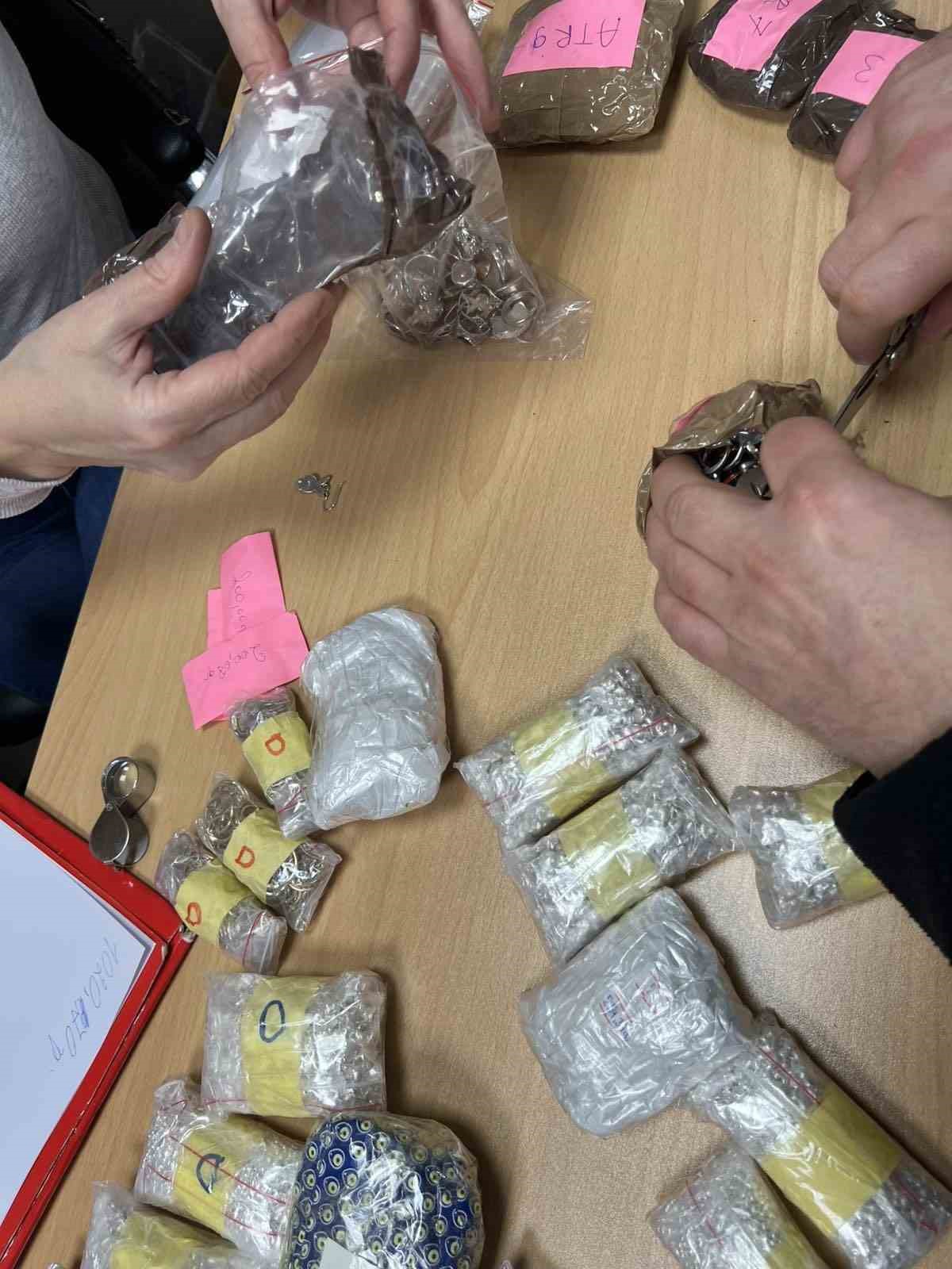 oda spreyi ve gazoz siselerine gizlenen 50 bin euro degerindeki kacak altin ve gumus rtZPweCr