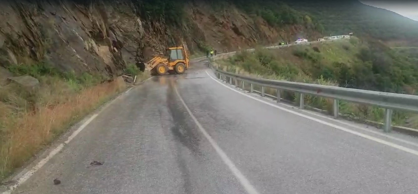 Ödemiş-Turgutlu yolunda toprak kayması: Ulaşım kontrollü sağlanıyor 4 odemis turgutlu yolunda toprak kaymasi ulasim kontrollu saglaniyor 0 ZWyN5bkA