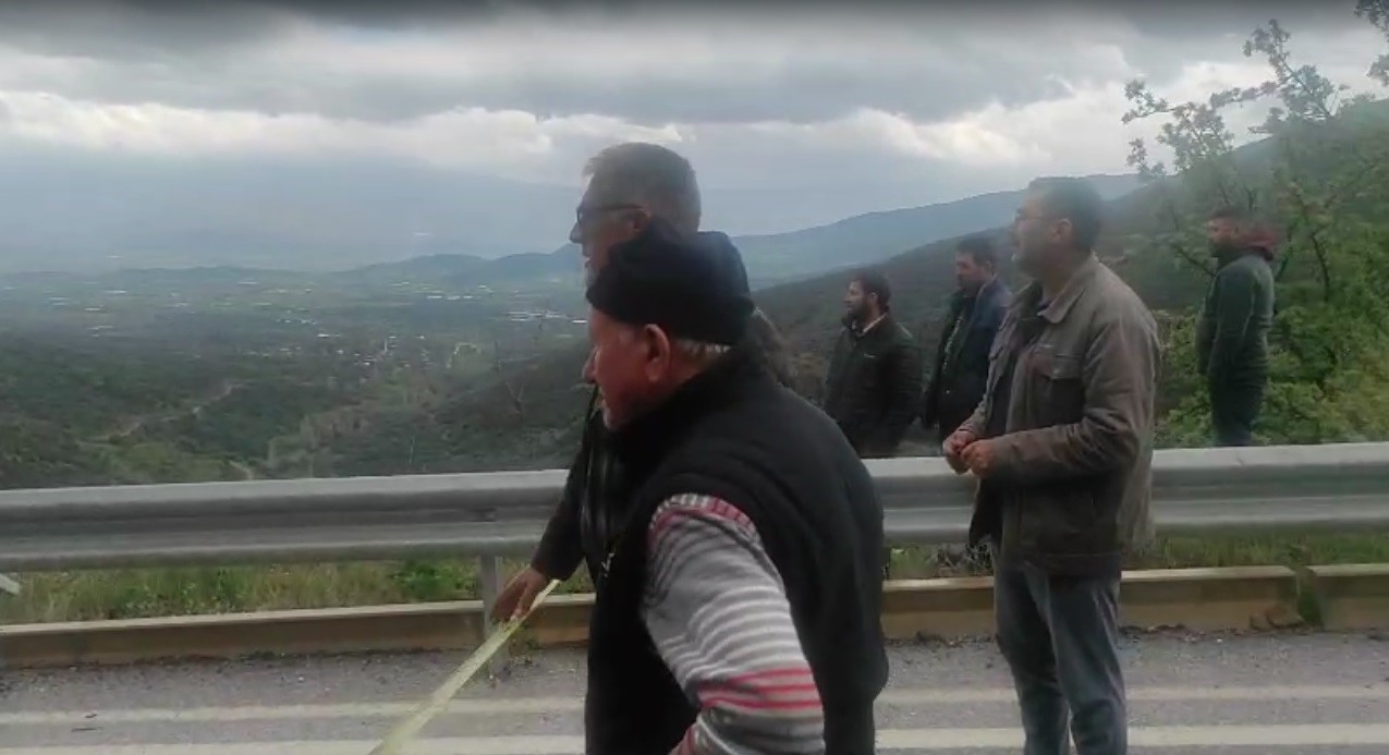 Ödemiş-Turgutlu yolunda toprak kayması: Ulaşım kontrollü sağlanıyor 5 odemis turgutlu yolunda toprak kaymasi ulasim kontrollu saglaniyor 1 9IQaJPWZ