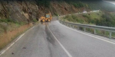 odemis-turgutlu-yolunda-toprak-kaymasi-ulasim-kontrollu-saglaniyor-AvfqGwJC.jpg