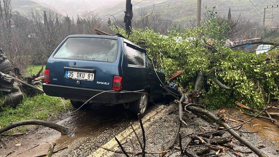 odemiste heyelan gocuk altinda kalan arac hurdaya dondu 2 c9YVsp4r