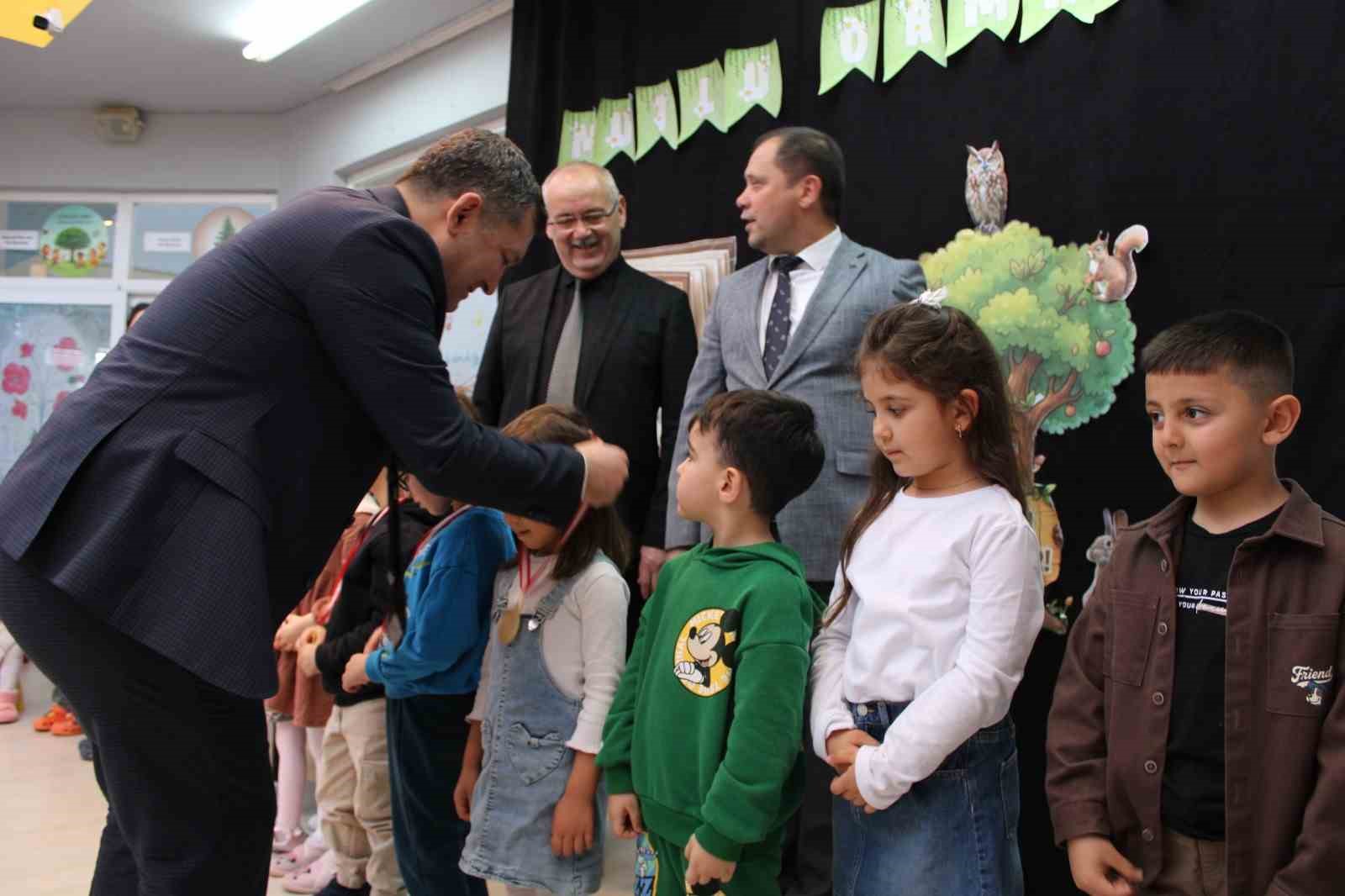 odemiste minik ogrencilere kitap kurdu madalyasi 0 IJ7jOYvw