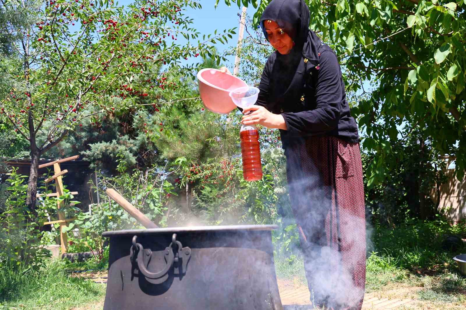 Odun ateşinde 8 saat kaynayan kozalak şurubuna yoğun ilgi 15 odun atesinde 8 saat kaynayan kozalak surubuna yogun ilgi 11 Tt8tLDTY