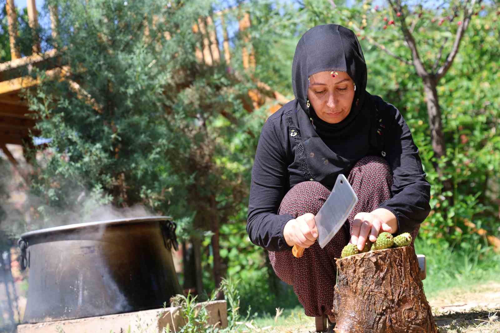 Odun ateşinde 8 saat kaynayan kozalak şurubuna yoğun ilgi 10 odun atesinde 8 saat kaynayan kozalak surubuna yogun ilgi 6 i514ywsP