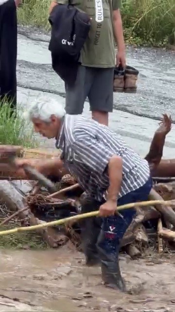 odun ugruna canini hice sayarak dereye giren vatandasin o anlari kamerada 1 TAcvD4Wb