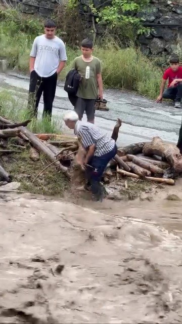 odun ugruna canini hice sayarak dereye giren vatandasin o anlari kamerada 2 zC46JKrU