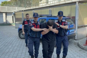 Park halindeki araca çarpan otomobil kamerada: 2 yaralı 2 thumbnail