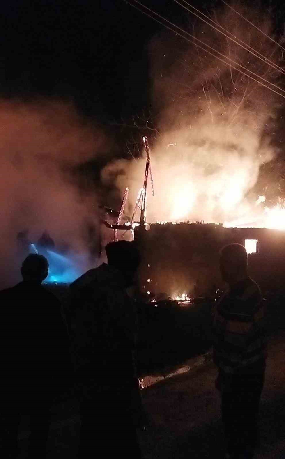 odunluk yangini ekiplerin hizli mudahalesi ile sonduruldu 2 wRJ3Dest