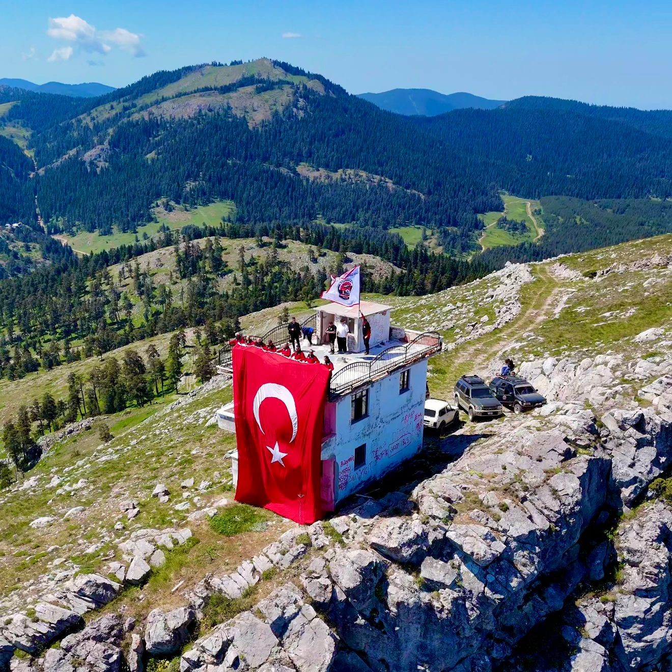 off road tutkunlari 1850 rakimda turk bayragi acti 0 ZsnZbTN2