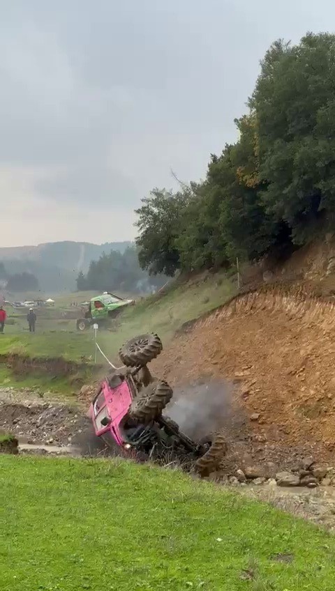 Off-road yarışında kontrolden çıkan araç böyle takla attı 4 off road yarisinda kontrolden cikan arac boyle takla atti 0