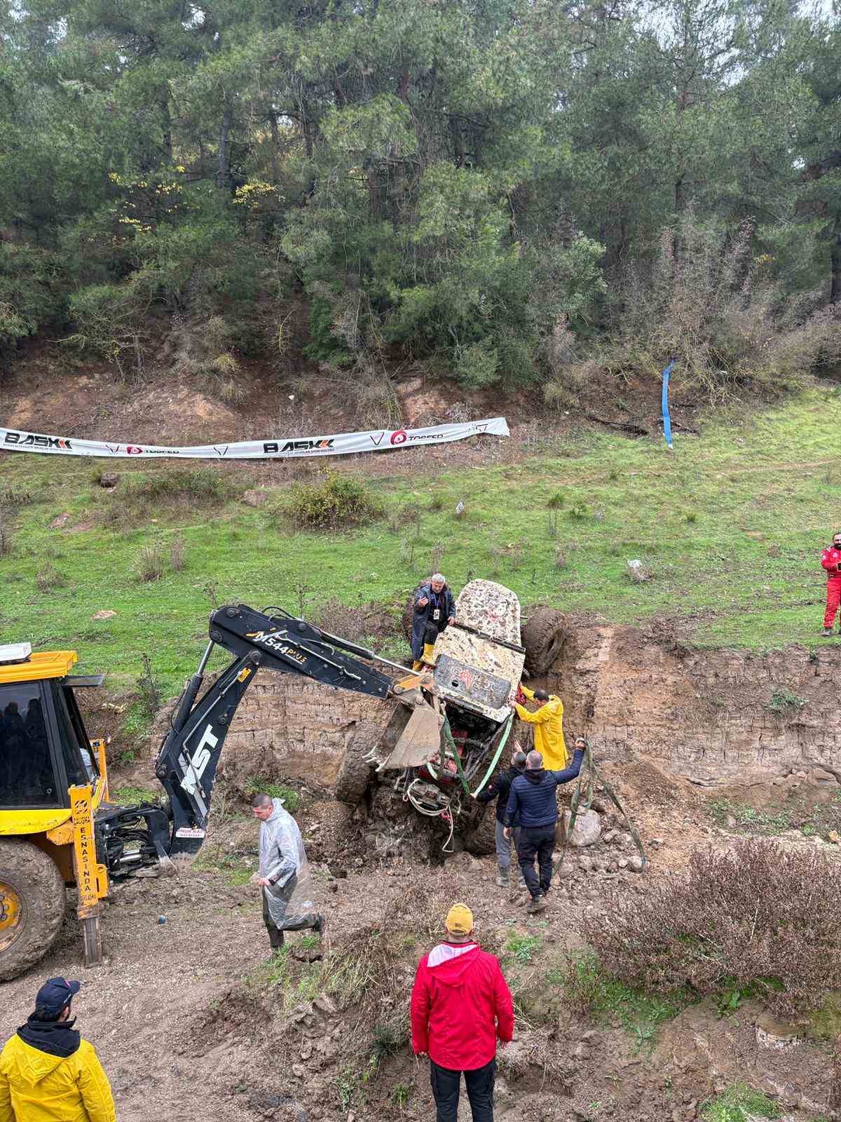 Off-road yarışında kontrolden çıkan araç böyle takla attı 6 off road yarisinda kontrolden cikan arac boyle takla atti 2