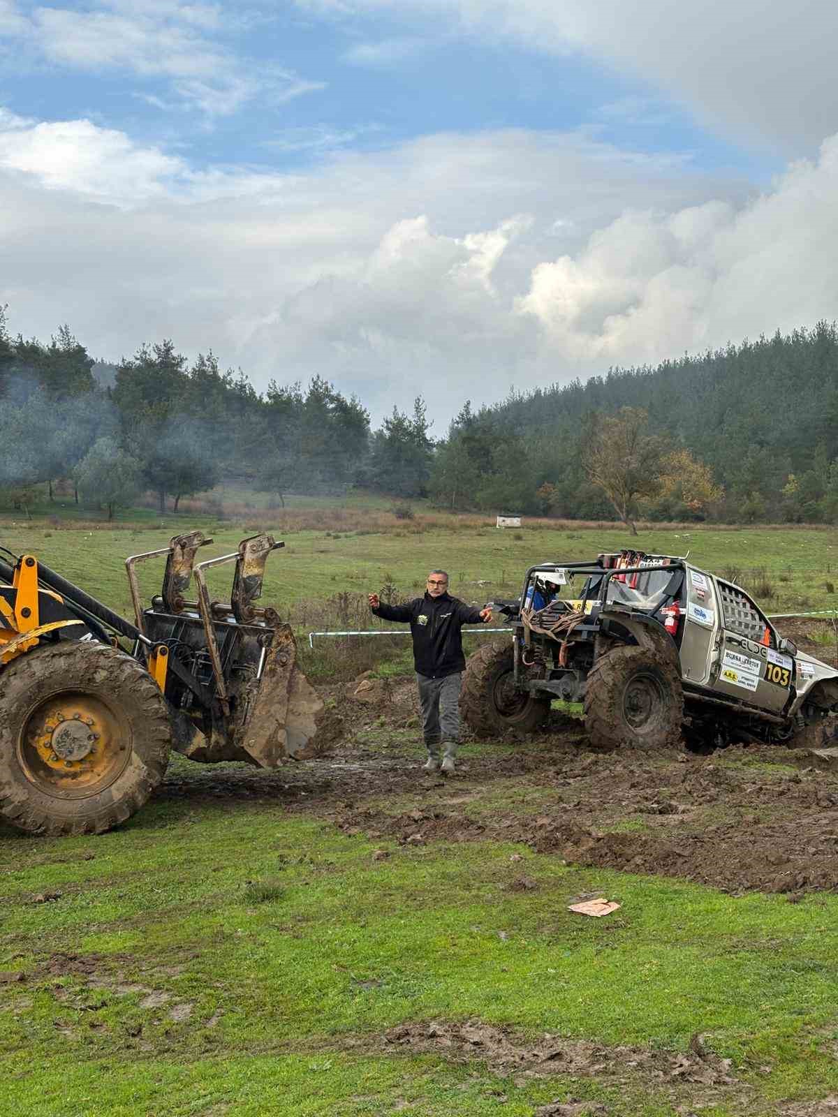 Off-road yarışında kontrolden çıkan araç böyle takla attı 7 off road yarisinda kontrolden cikan arac boyle takla atti 3 8h93Fu9A