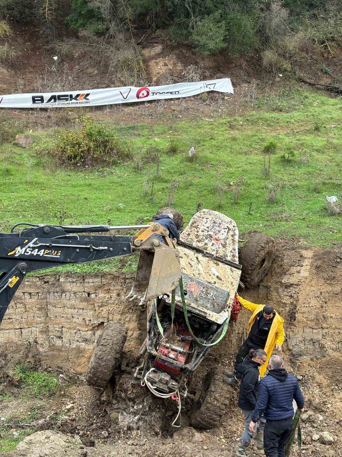 Off-road yarışında kontrolden çıkan araç böyle takla attı 8 off road yarisinda kontrolden cikan arac boyle takla atti 4 Wk6Hcyc4