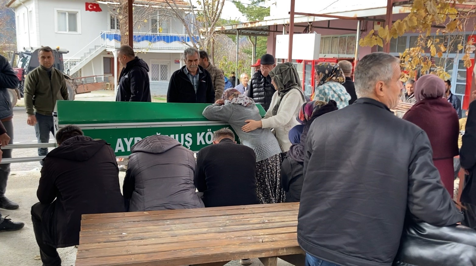 oglumun basini kesmisler diyen baba gozyaslari icinde adalet istedi 3 7qzeqceS