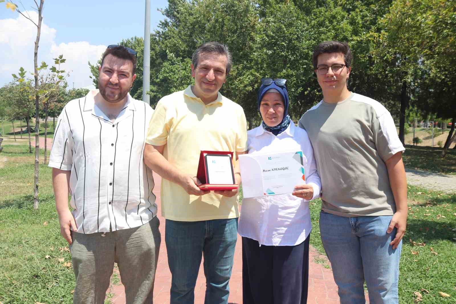 ogluna destek icin 51inde universiteye basladi bolumu birincilikle tamamladi 0 rutHmZ1e