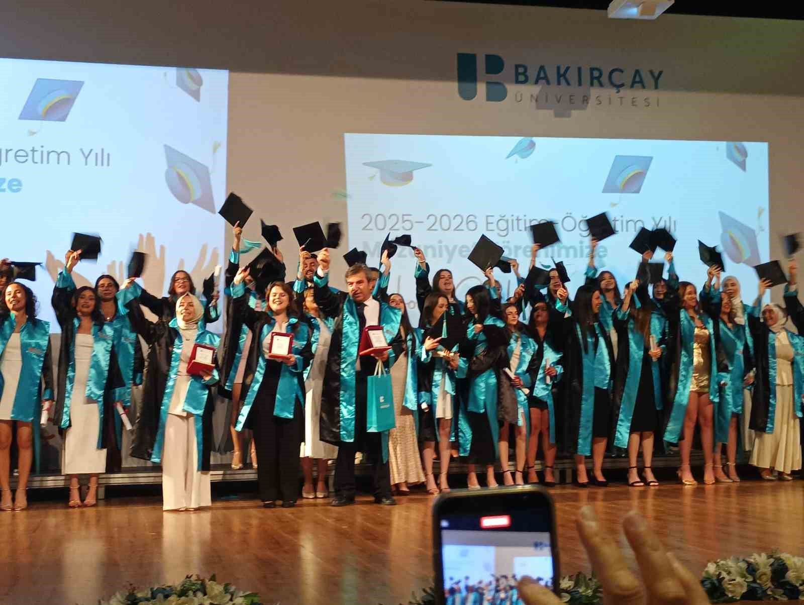 ogluna destek icin 51inde universiteye basladi bolumu birincilikle tamamladi 1