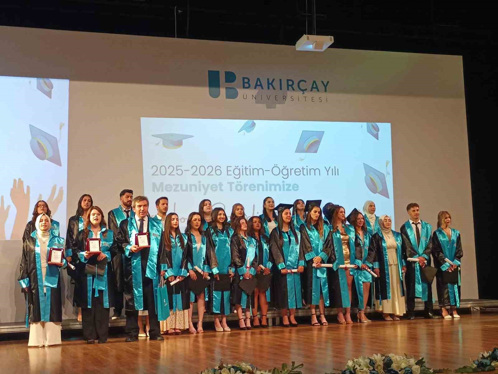ogluna destek icin 51inde universiteye basladi bolumu birincilikle tamamladi 2 juITC9Ue