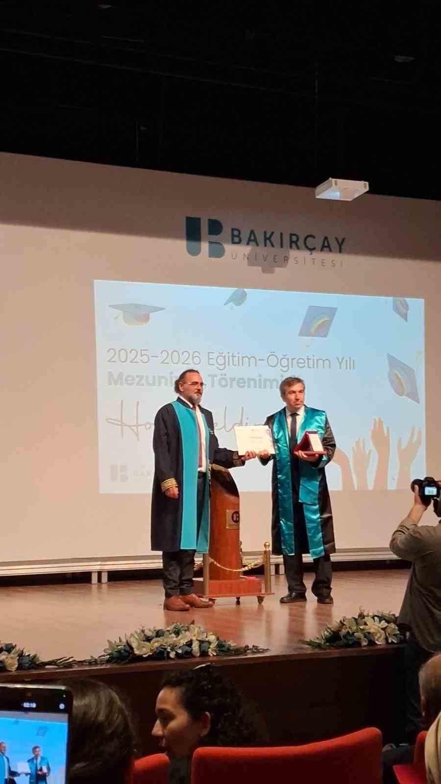 ogluna destek icin 51inde universiteye basladi bolumu birincilikle tamamladi 4