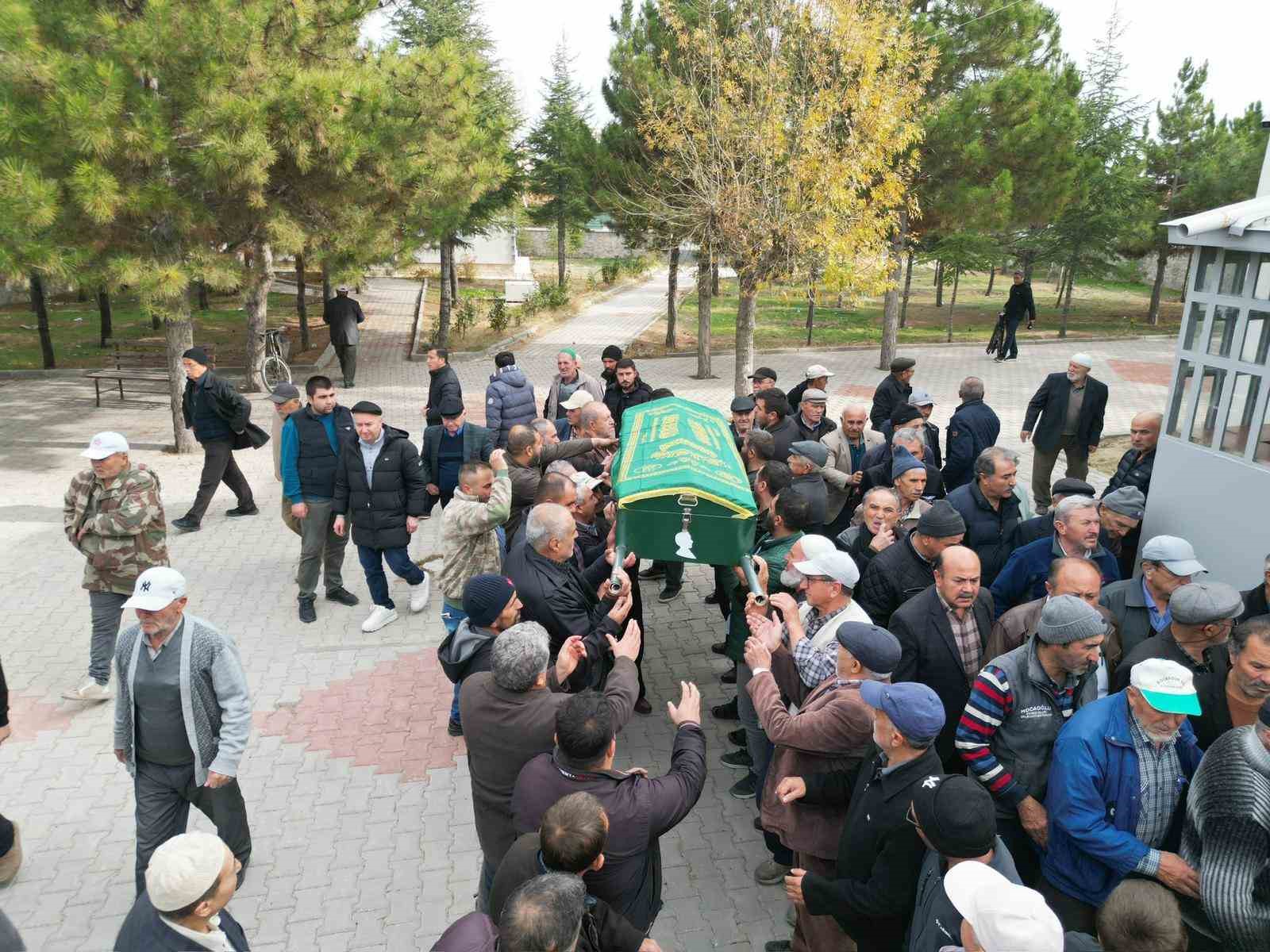 Oğlunu, torunlarını ve gelinini kaybeden acılı baba: "Suçlular her kimse cezalarını çeksinler ve güneş yüzü de görmesinler" 6 oglunu torunlarini ve gelinini kaybeden acili baba suclular her kimse cezalarini ceksinler ve gunes BAkUpajp