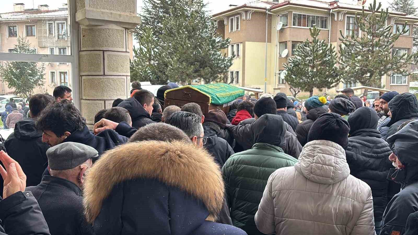 oglunun acisina yuregi dayanamayan anne son yolculuguna ugurlandi 1 LuOHQDfX