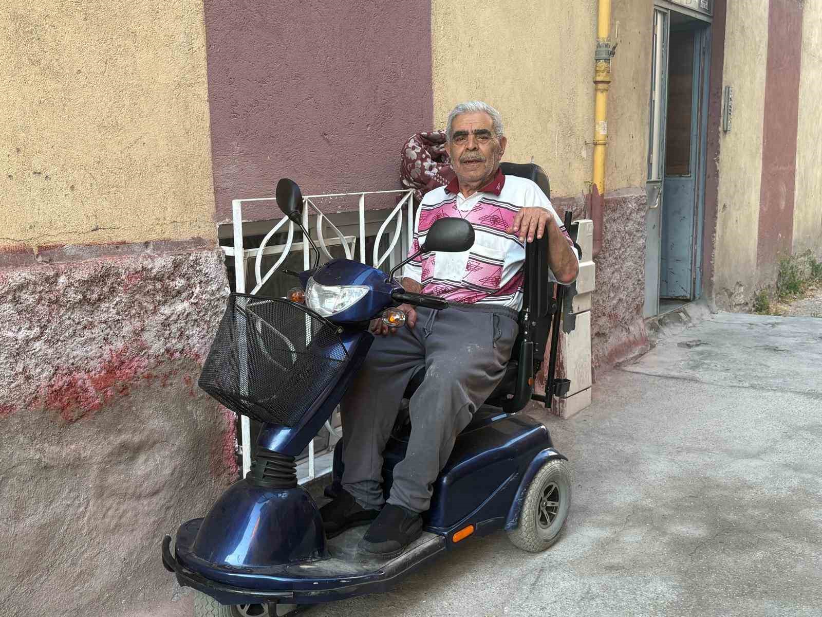 Oğlunun akülü tekerlekli sandalyesini yaktığı babaya akülü araç hediye edildi 4 oglunun akulu tekerlekli sandalyesini yaktigi babaya akulu arac hediye edildi 1 zQStKEzr