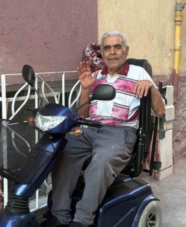 oglunun-akulu-tekerlekli-sandalyesini-yaktigi-babaya-akulu-arac-hediye-edildi-fjDmXJer.jpg
