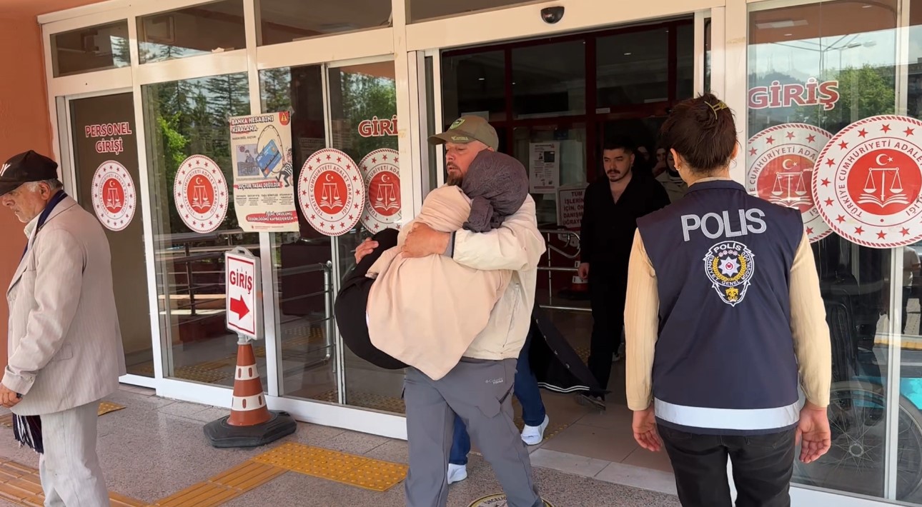 oglunun olum davasinda erteleme karari cikan anne hastanelik oldu 0