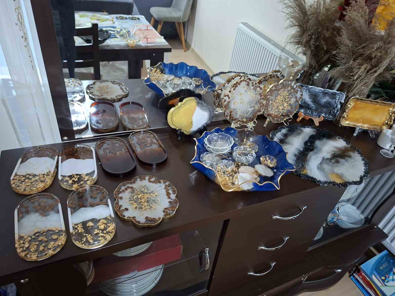 oglunun tedavi masraflari icin evini atolyeye cevirdi 1