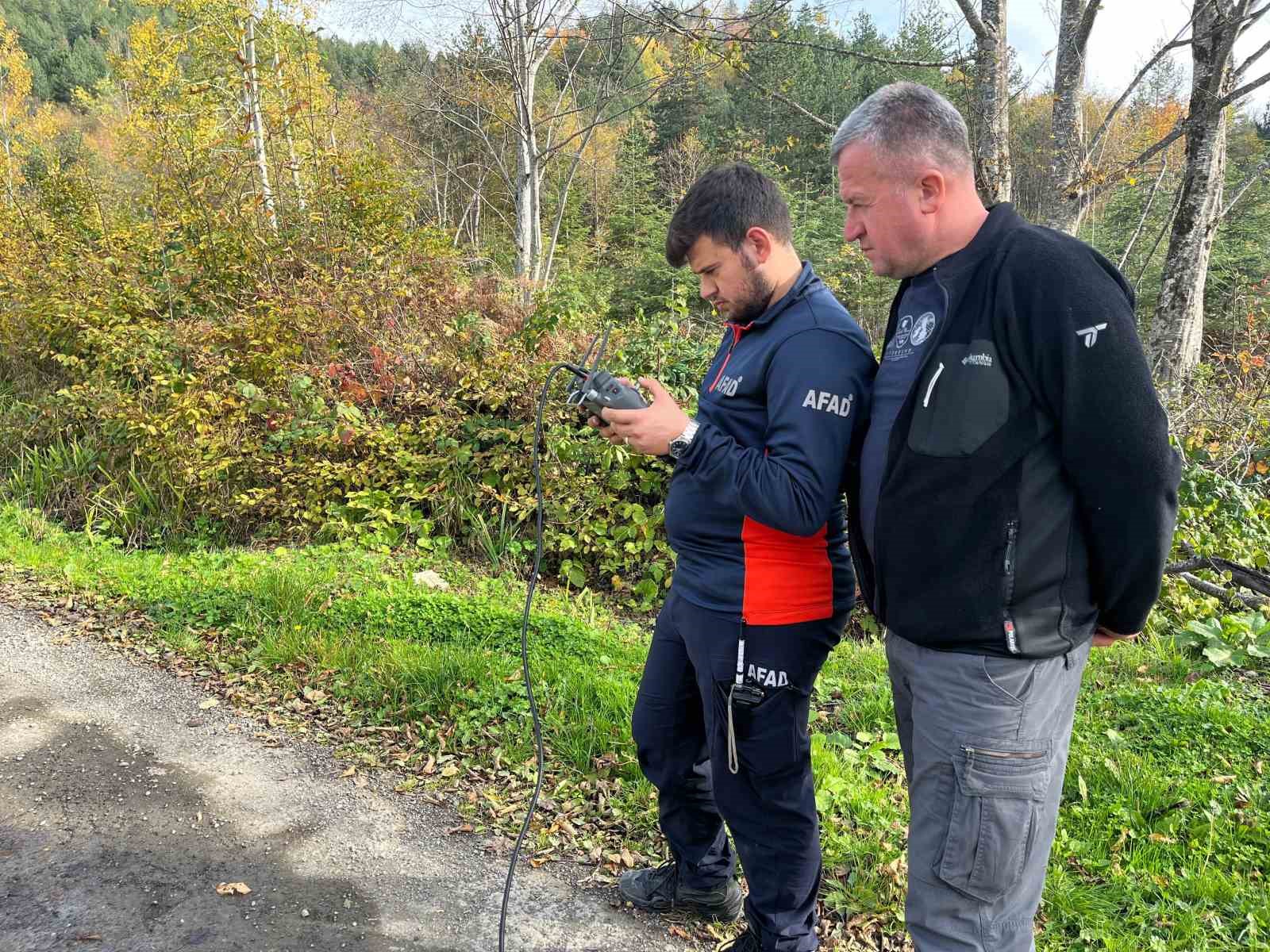 ogluyla birlikte kaybolan kadinin telefon sinyalinin alindigi bolgede arama calismalari suruyor 2 7iM4Uwvf