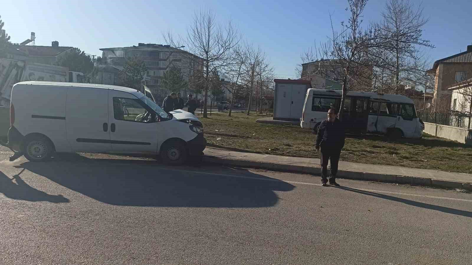Öğrenci servisi ile hafif ticari araç çarpıştı: 2 yaralı 4 ogrenci servisi ile hafif ticari arac carpisti 2 yarali 0 plwy5aTS