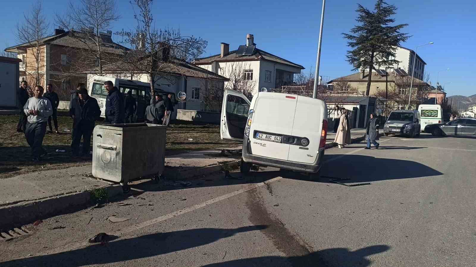 Öğrenci servisi ile hafif ticari araç çarpıştı: 2 yaralı 5 ogrenci servisi ile hafif ticari arac carpisti 2 yarali 1 5n4RCcQ1