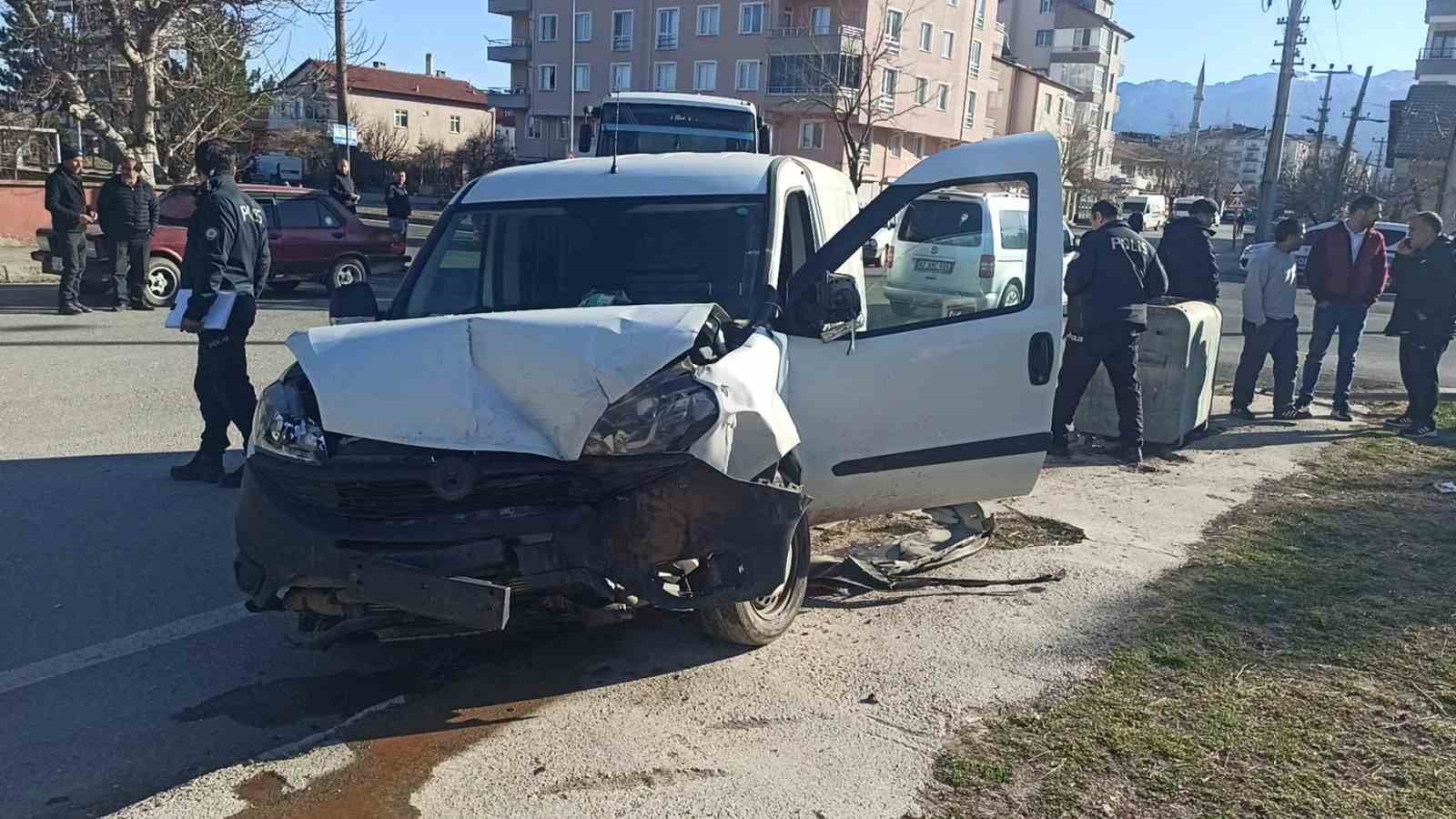 Öğrenci servisi ile hafif ticari araç çarpıştı: 2 yaralı 6 ogrenci servisi ile hafif ticari arac carpisti 2 yarali 2 XW55XkUg