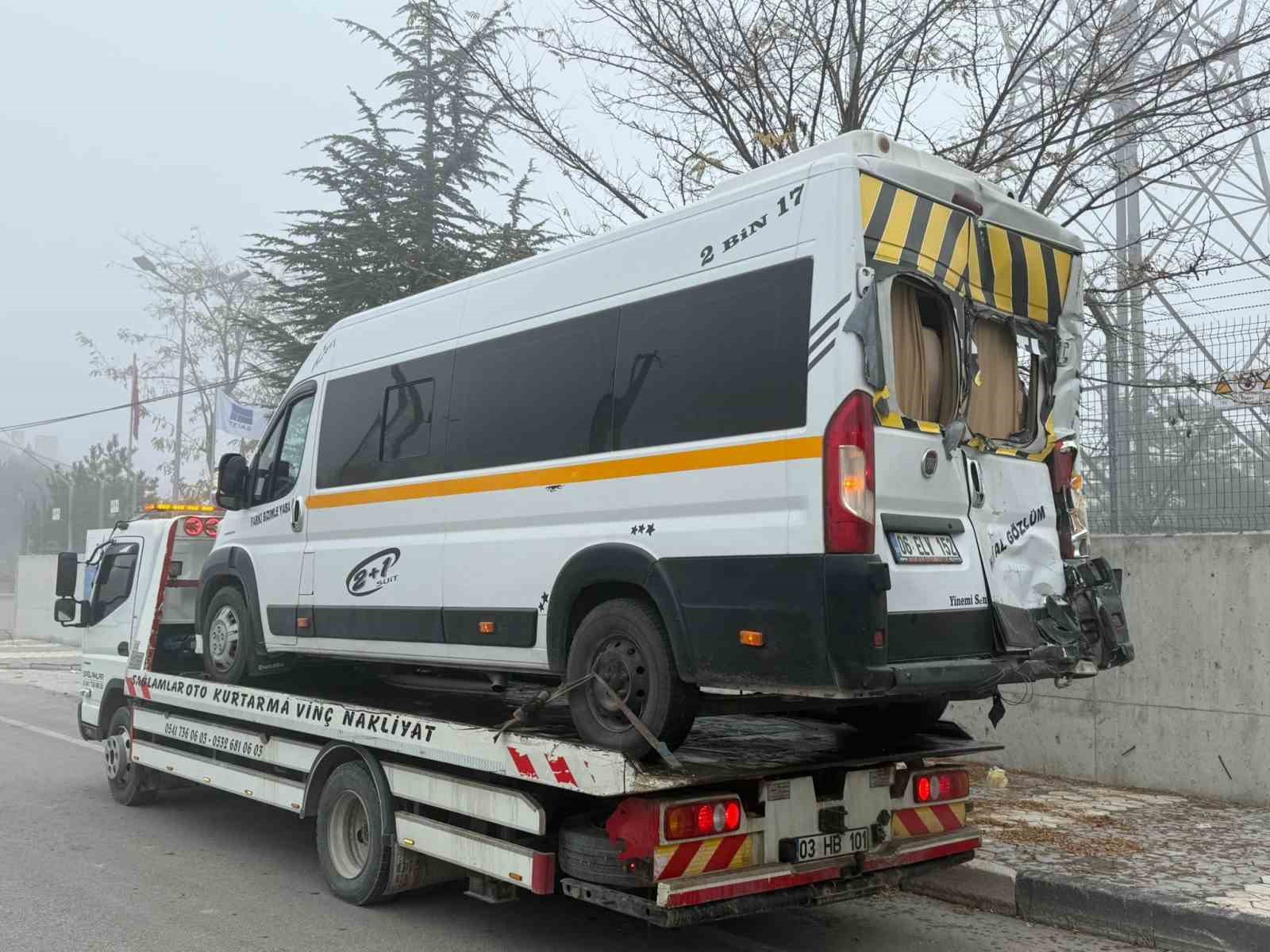 Öğrenci servisi, tır ve hafif ticari aracın karıştığı kazada 20 kişi yaralandı 4 ogrenci servisi tir ve hafif ticari aracin karistigi kazada 20 kisi yaralandi 0 e84t1J31