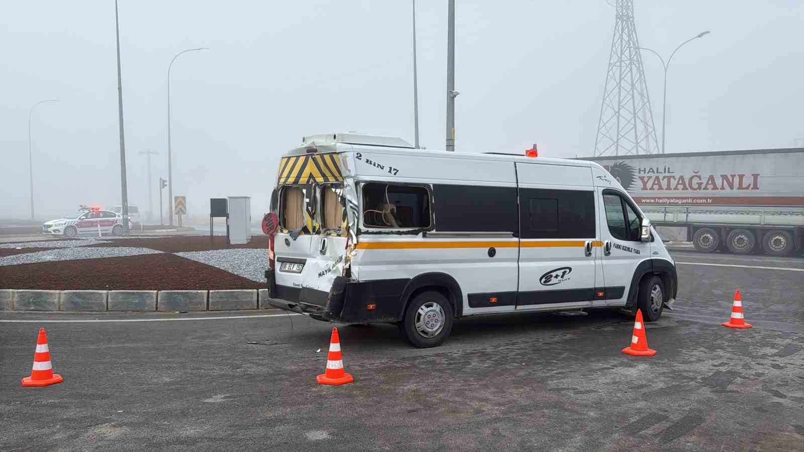 Öğrenci servisi, tır ve hafif ticari aracın karıştığı kazada 20 kişi yaralandı 5 ogrenci servisi tir ve hafif ticari aracin karistigi kazada 20 kisi yaralandi 1 lDAQ1T2P