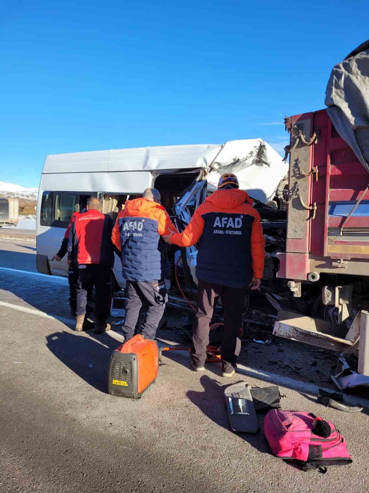 ogrenci servisi tira carpti 1 olu 7 yarali 2 tqLztdYz