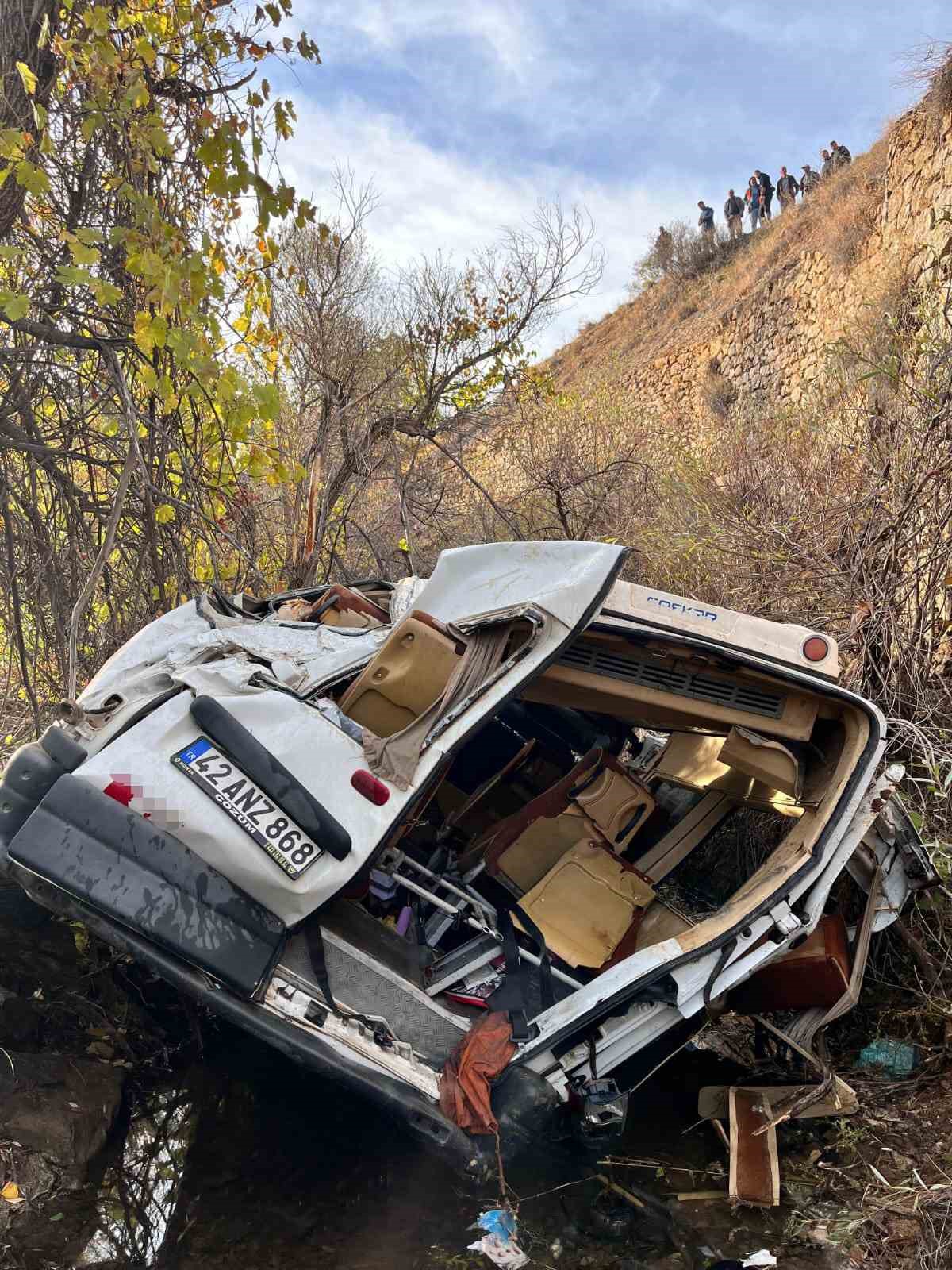 ogrenci servisi ucuruma yuvarlandi 14 yarali 4 kcrUYhrU