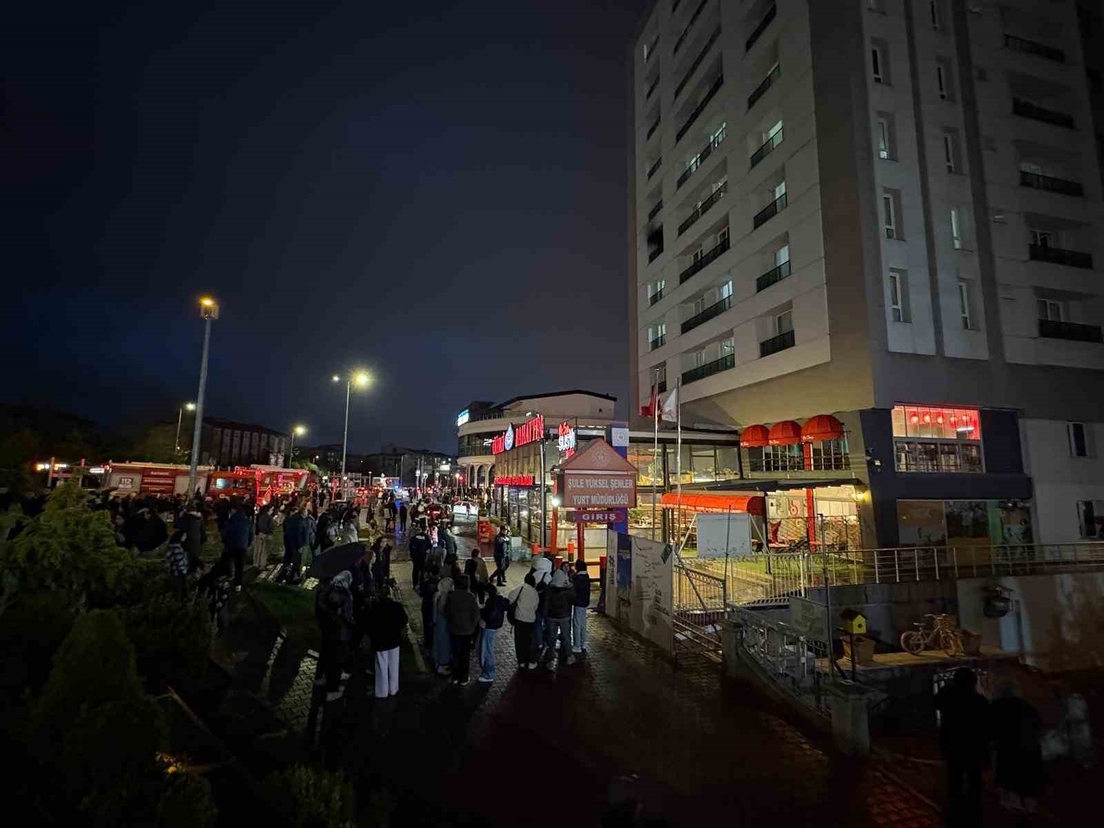 Öğrenci yurdunda yangın paniği: Öğrenciler sokağa döküldü 4 ogrenci yurdunda yangin panigi ogrenciler sokaga dokuldu 0 B8MncFel