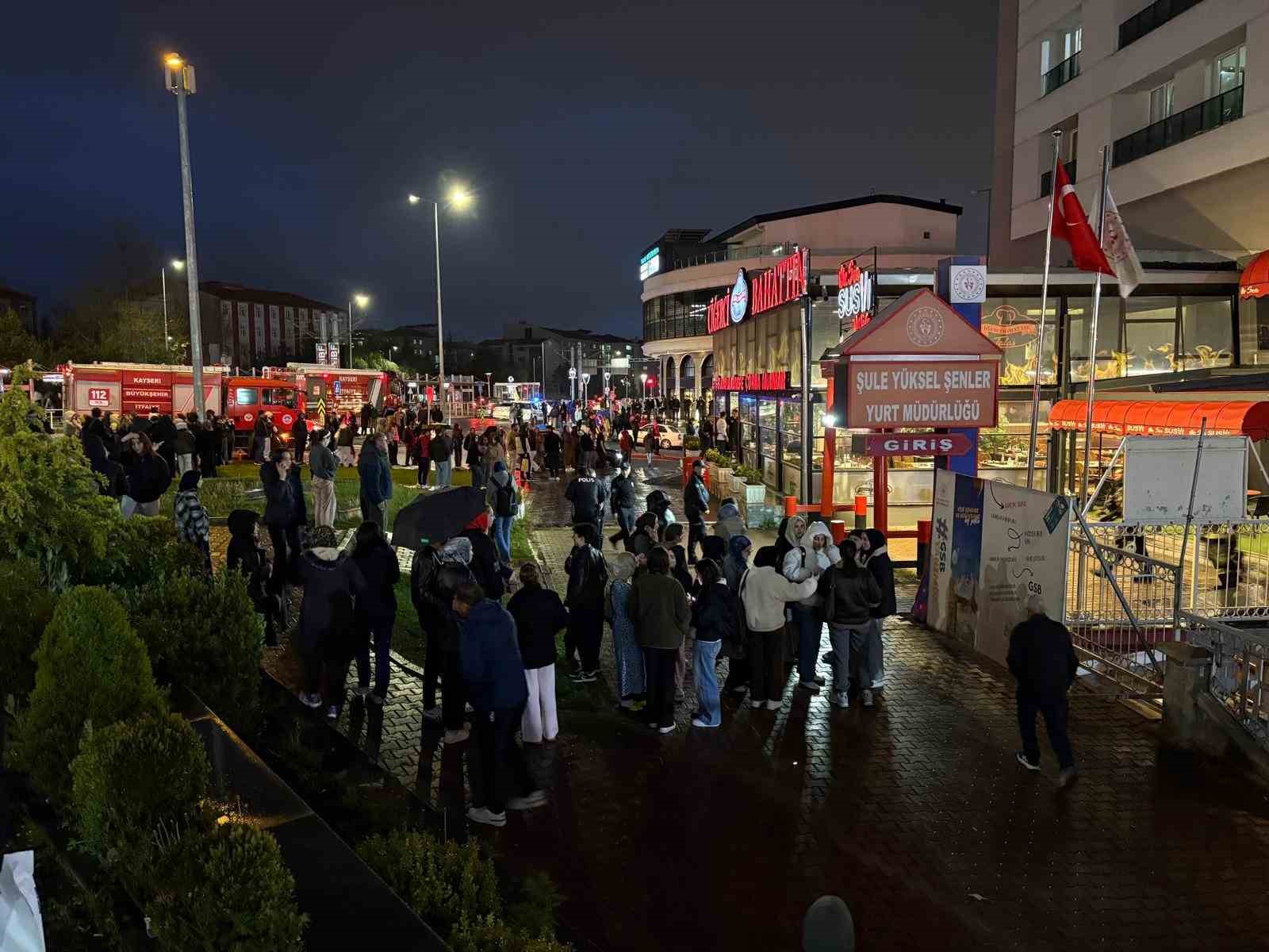Öğrenci yurdunda yangın paniği: Öğrenciler sokağa döküldü 6 ogrenci yurdunda yangin panigi ogrenciler sokaga dokuldu 2 Y7iFURqb