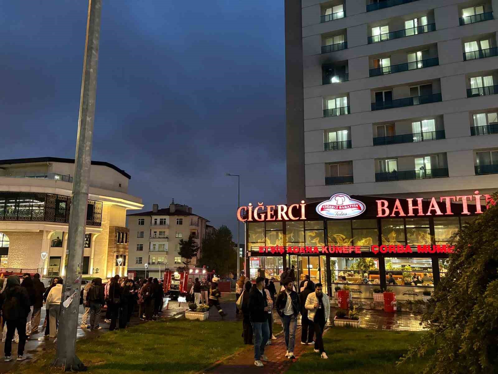 Öğrenci yurdunda yangın paniği: Öğrenciler sokağa döküldü 8 ogrenci yurdunda yangin panigi ogrenciler sokaga dokuldu 4 3QBMveiR