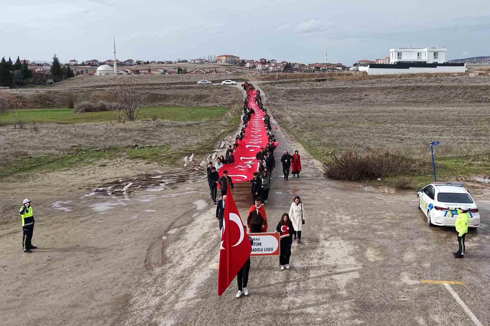 ogrenciler 150 metrelik dev turk bayragiyla okula giris yapti 10