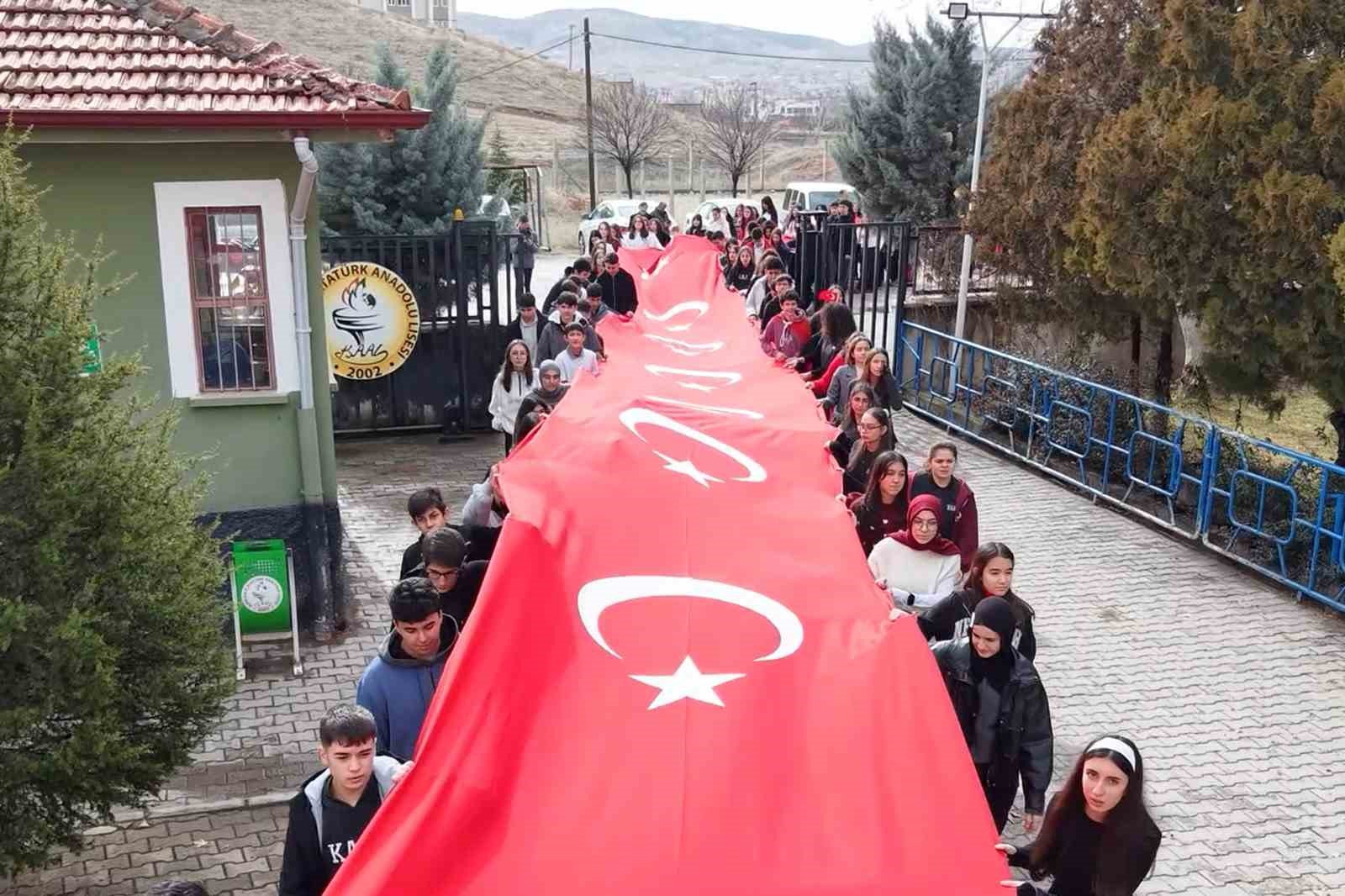 ogrenciler 150 metrelik dev turk bayragiyla okula giris yapti 11 8OSJsdhc