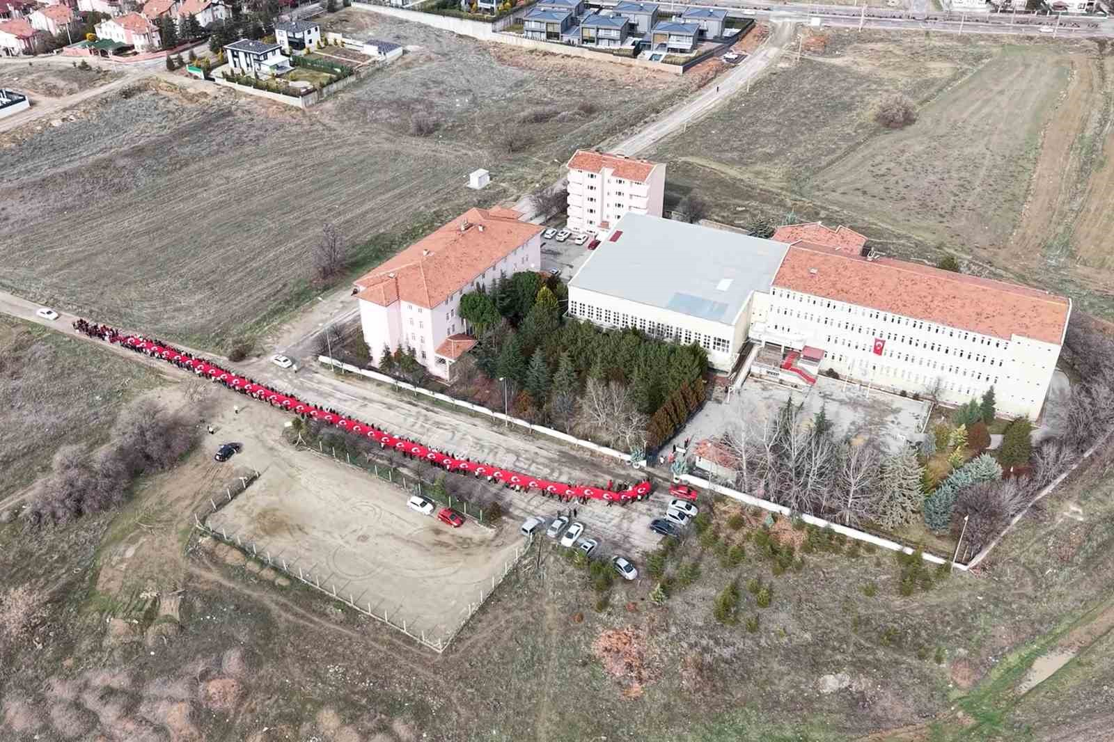 ogrenciler 150 metrelik dev turk bayragiyla okula giris yapti 2 LaWzvh8V