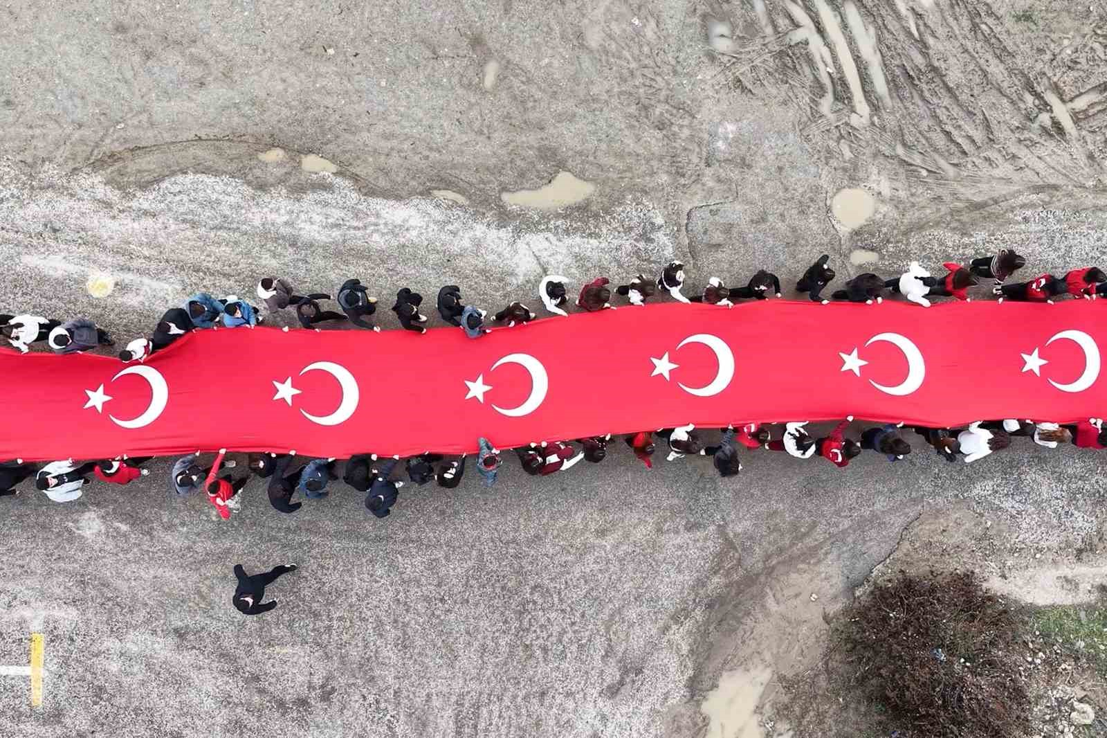 ogrenciler 150 metrelik dev turk bayragiyla okula giris yapti 3 lEjIcBk2