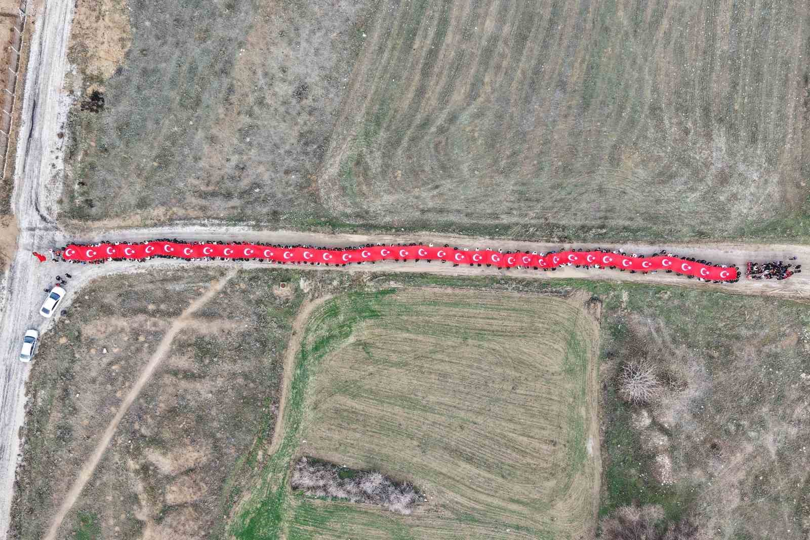 ogrenciler 150 metrelik dev turk bayragiyla okula giris yapti 7 s7aEdLmh