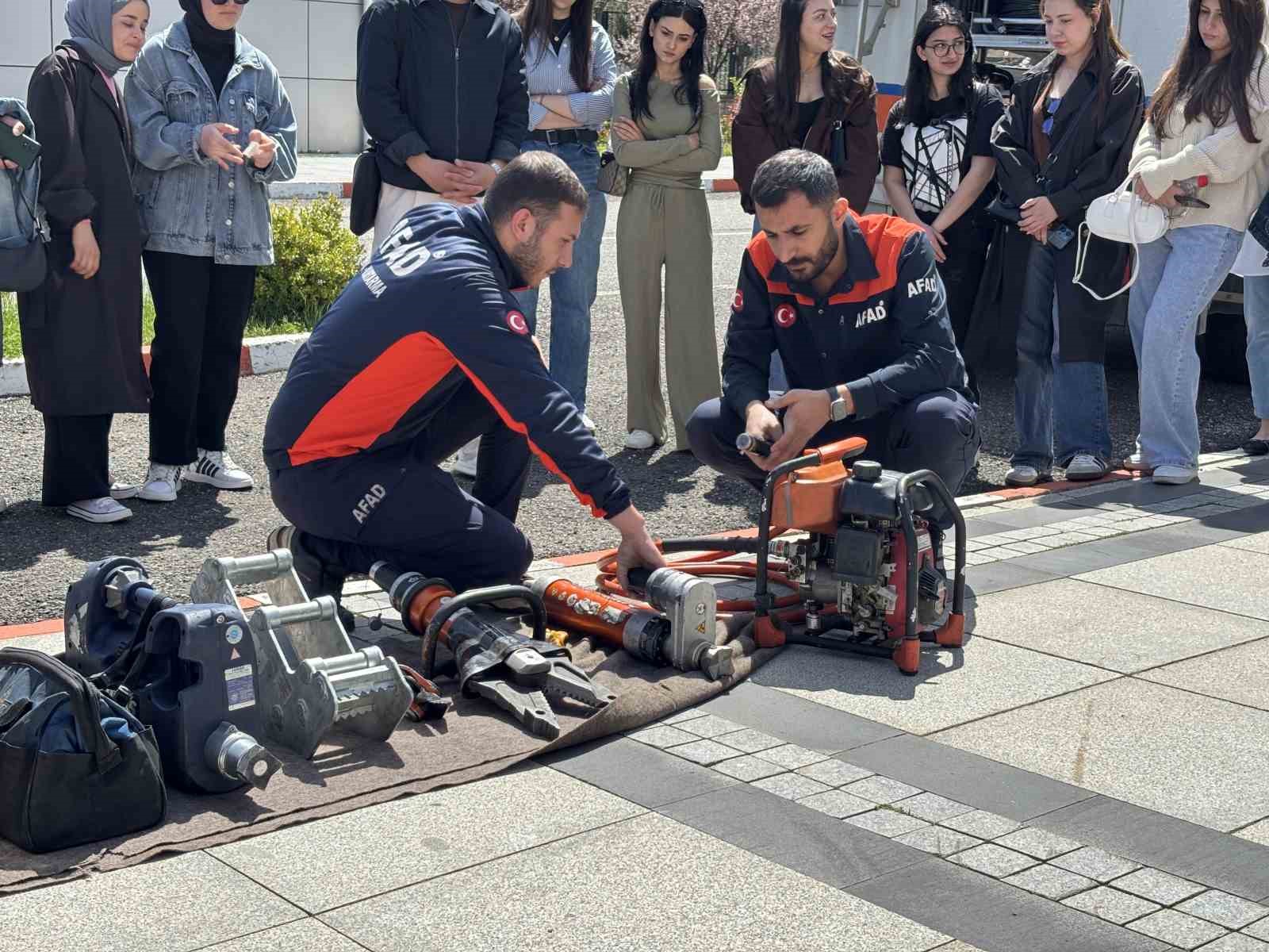 ogrenciler afad gonulluluk egitimi ile bilincleniyor 2 V3ANF6gi