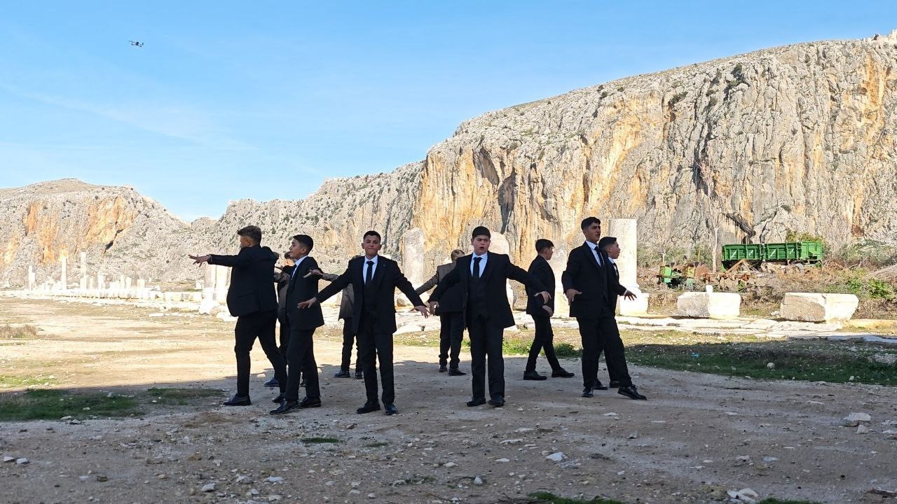 ogrenciler anvarzada zeybek oynadi 5 nMRWSa4D