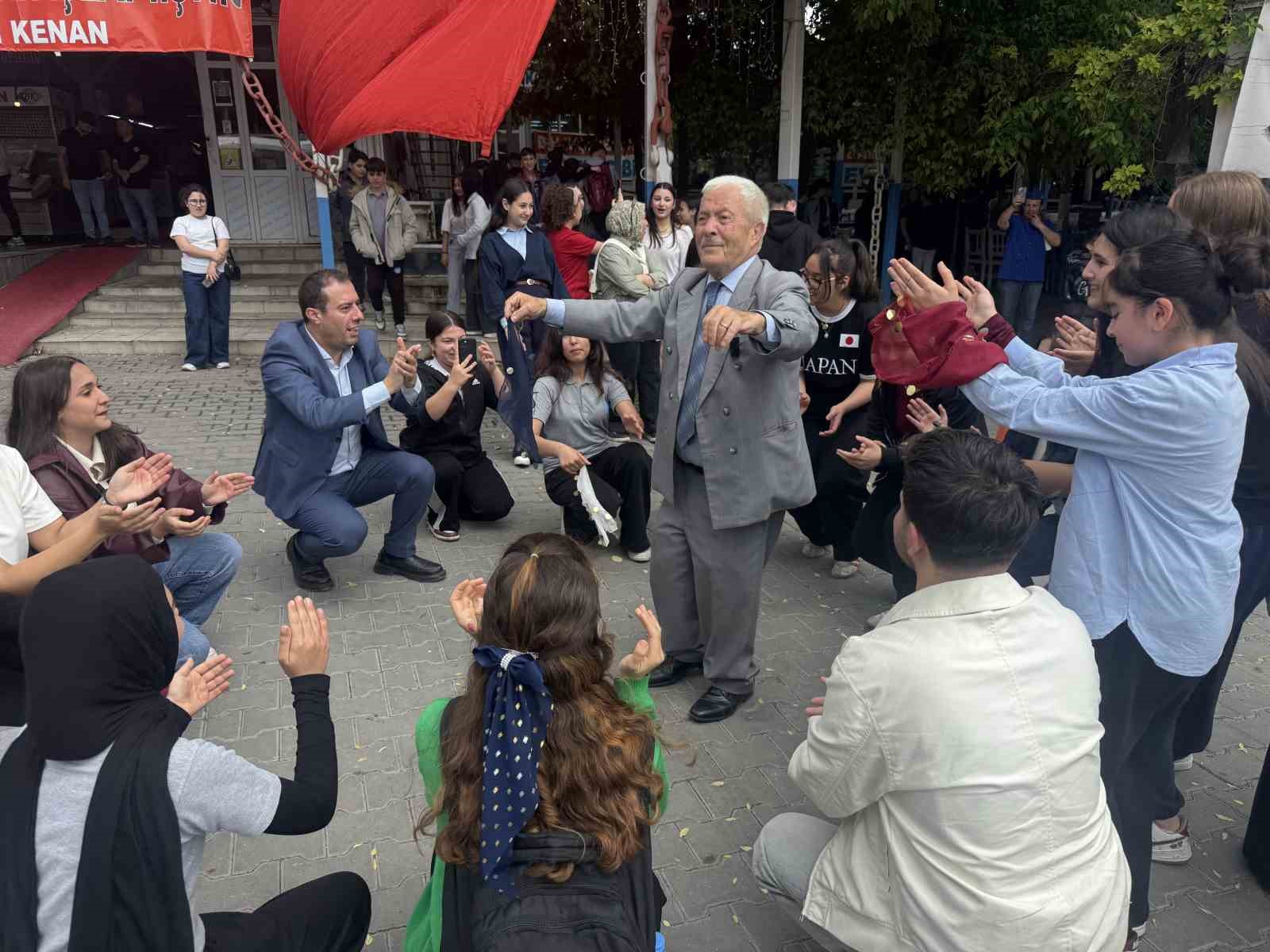 Öğrenciler balık yeme yarışması yaptı, birinci 4 çipura kazandı 4 ogrenciler balik yeme yarismasi yapti birinci 4 cipura kazandi 0 iBLqOhmw