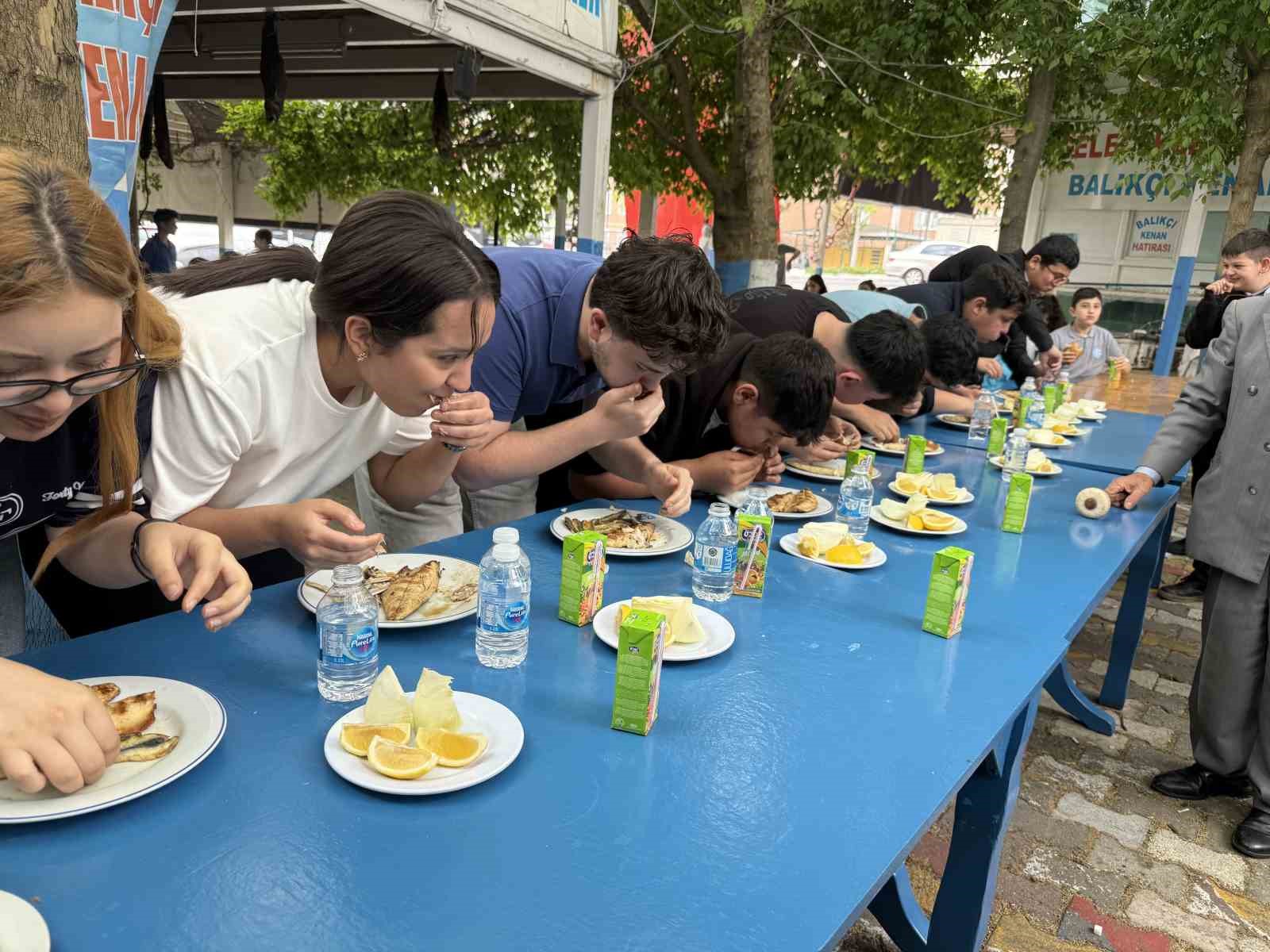 Öğrenciler balık yeme yarışması yaptı, birinci 4 çipura kazandı 7 ogrenciler balik yeme yarismasi yapti birinci 4 cipura kazandi 3 LJr4ti6J