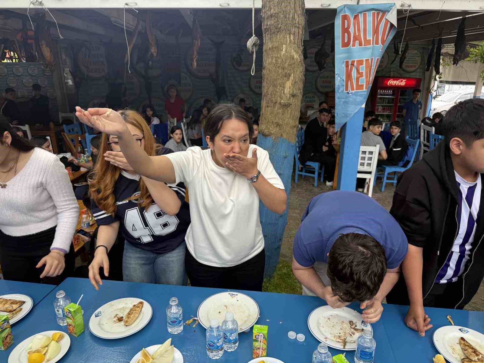 Öğrenciler balık yeme yarışması yaptı, birinci 4 çipura kazandı 8 ogrenciler balik yeme yarismasi yapti birinci 4 cipura kazandi 4 OFl3TKm1