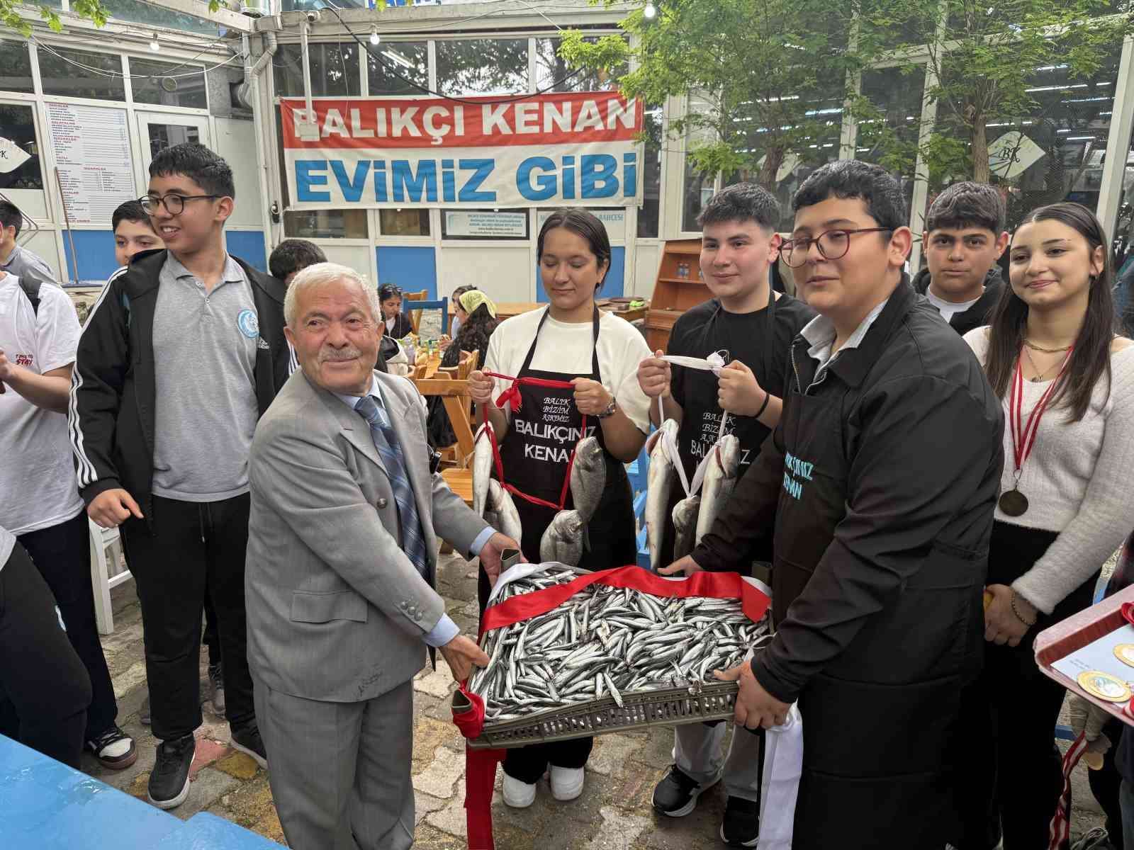 Öğrenciler balık yeme yarışması yaptı, birinci 4 çipura kazandı 9 ogrenciler balik yeme yarismasi yapti birinci 4 cipura kazandi 5 b9nRu6rl